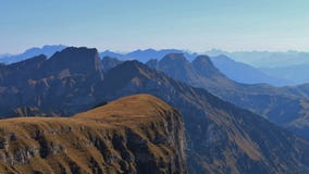 Crêtes de montagne dans les Alpes suisses photo stock Crêtes de montagne dans les Alpes suisses photo stock