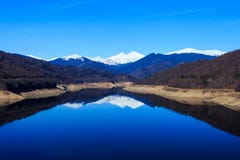 Crêtes réfléchies sur le lac photographie stock libre de droits Crêtes réfléchies sur le lac photographie stock libre de droits