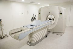 Ct-Scan-Maschine am Krankenhaus lizenzfreie stockbilder Ct-Scan-Maschine am Krankenhaus lizenzfreie stockbilder