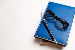 Cuaderno con los vidrios y la pluma, libro con los vidrios, cuaderno azul fotografía de archivo libre de regalías Cuaderno con los vidrios y la pluma, libro con los vidrios, cuaderno azul fotografía de archivo libre de regalías