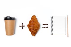 Cuaderno, taza de café de papel y cruasán aislados en el fondo blanco foto de archivo libre de regalías Cuaderno, taza de café de papel y cruasán aislados en el fondo blanco foto de archivo libre de regalías