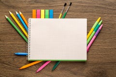 Cuaderno y efectos de escritorio de la escuela De nuevo a la escuela creativa, abstracto, fondo del concepto fotografía de archivo libre de regalías Cuaderno y efectos de escritorio de la escuela De nuevo a la escuela creativa, abstracto, fondo del concepto fotografía de archivo libre de regalías