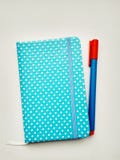 Cuaderno y pluma en el fondo del papel para la educación foto de archivo libre de regalías Cuaderno y pluma en el fondo del papel para la educación foto de archivo libre de regalías