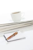 Cuaderno y pluma, taza de café y periódico Fotos de archivo libres de regalías Cuaderno y pluma, taza de café y periódico Fotos de archivo libres de regalías