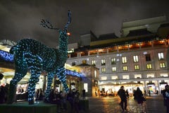 Cuadrado de Covent Garden por noche adornado para la Navidad con el reno gigante del topiary fotografía de archivo Cuadrado de Covent Garden por noche adornado para la Navidad con el reno gigante del topiary fotografía de archivo