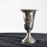 Cuadrado de plata de la taza del kiddish Fotografía de archivo libre de regalías Cuadrado de plata de la taza del kiddish Fotografía de archivo libre de regalías