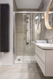 Cuarto de baño con el paseo en ducha fotografía de archivo libre de regalías Cuarto de baño con el paseo en ducha fotografía de archivo libre de regalías