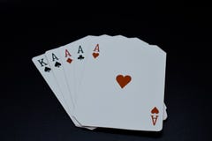 Cuatro de una clase de aces en tarjetas auténticas del casino del póker con el juego arreglado de las esquinas en un fondo negro fotos de archivo Cuatro de una clase de aces en tarjetas auténticas del casino del póker con el juego arreglado de las esquinas en un fondo negro fotos de archivo