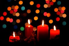 Cuatro velas del advenimiento en el tiempo de la Navidad foto de archivo Cuatro velas del advenimiento en el tiempo de la Navidad foto de archivo