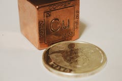 Cube en en cuivre qui ne vaut rien sur un fond blanc photographie stock Cube en en cuivre qui ne vaut rien sur un fond blanc photographie stock