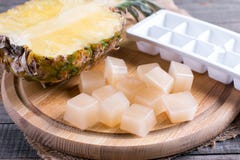 Cubes congelés de jus d'ananas sur la table photographie stock Cubes congelés de jus d'ananas sur la table photographie stock