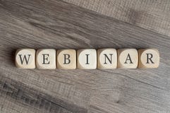 Cubes et matrices avec des lettres webinar sur un lieu de travail avec le comprim? et le crayon photographie stock Cubes et matrices avec des lettres webinar sur un lieu de travail avec le comprim? et le crayon photographie stock