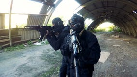 Cubierta de dos combatientes como caminan Cubierta de dos combatientes como caminan