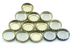 Cubierta del metal de las botellas de cristal Casquillos decorativos de la cerveza en el fondo blanco imágenes de archivo libres de regalías Cubierta del metal de las botellas de cristal Casquillos decorativos de la cerveza en el fondo blanco imágenes de archivo libres de regalías