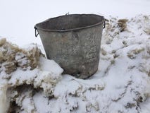Cubo de la basura hermoso del vintage en nieve foto de archivo libre de regalías Cubo de la basura hermoso del vintage en nieve foto de archivo libre de regalías
