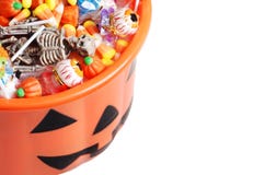 Cubo de la calabaza de víspera de Todos los Santos de la visión superior con el caramelo foto de archivo libre de regalías Cubo de la calabaza de víspera de Todos los Santos de la visión superior con el caramelo foto de archivo libre de regalías