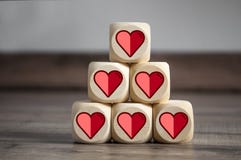 Cubos y dados con los corazones ilustrados imágenes de archivo libres de regalías Cubos y dados con los corazones ilustrados imágenes de archivo libres de regalías