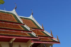Cubra el estilo del templo tailandés con el ápice en el top, Tailandia del aguilón fotos de archivo libres de regalías Cubra el estilo del templo tailandés con el ápice en el top, Tailandia del aguilón fotos de archivo libres de regalías