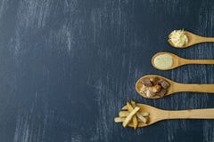 Cucchiai di legno con gli ingredienti per preparare carne con le patate ed il coriandolo fotografia stock libera da diritti Cucchiai di legno con gli ingredienti per preparare carne con le patate ed il coriandolo fotografia stock libera da diritti