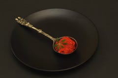 Cucchiaio antico raro con la maniglia originale con il crescione delizioso della lattuga e del caviale di color salmone rosso sul fotografie stock Cucchiaio antico raro con la maniglia originale con il crescione delizioso della lattuga e del caviale di color salmone rosso sul fotografie stock