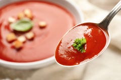 Cucchiaio con la minestra casalinga fresca del pomodoro su fondo vago, primo piano fotografie stock libere da diritti Cucchiaio con la minestra casalinga fresca del pomodoro su fondo vago, primo piano fotografie stock libere da diritti