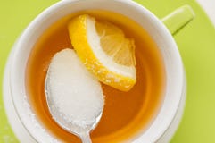 Cucchiaio con un sostituto dello zucchero, sorbitolo in tè immagini stock Cucchiaio con un sostituto dello zucchero, sorbitolo in tè immagini stock