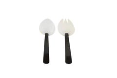 Cucchiaio madreperlaceo isolato su bianco immagine stock libera da diritti Cucchiaio madreperlaceo isolato su bianco immagine stock libera da diritti