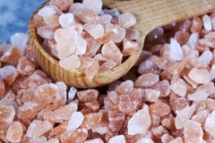 Cucchiaio rosa himalayano grezzo del sale immagini stock Cucchiaio rosa himalayano grezzo del sale immagini stock