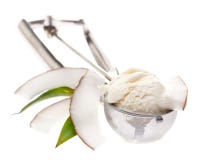Cuchara del helado con el helado de coco rebanadas de coco y de hojas aislados en el fondo blanco imagen de archivo Cuchara del helado con el helado de coco rebanadas de coco y de hojas aislados en el fondo blanco imagen de archivo