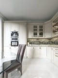 Cucina di deco di arte moderna con gli elementi classici Facciata di vetro ed apparecchi incorporati Interno nei colori beige royalty illustrazione gratis Cucina di deco di arte moderna con gli elementi classici Facciata di vetro ed apparecchi incorporati Interno nei colori beige royalty illustrazione gratis