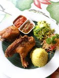 Cucina etnica del Bali, anatra fritta croccante fotografia stock Cucina etnica del Bali, anatra fritta croccante fotografia stock