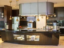 Cucina moderna nella casa situata a Bandung, Indonesia fotografia stock Cucina moderna nella casa situata a Bandung, Indonesia fotografia stock