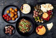 Cucina tradizionale araba Il vassoio del Medio-Oriente del meze con la pita, le olive, hummus, ha farcito il dolma, le palle del Fotografie Stock Libere da Diritti Cucina tradizionale araba Il vassoio del Medio-Oriente del meze con la pita, le olive, hummus, ha farcito il dolma, le palle del Fotografie Stock Libere da Diritti
