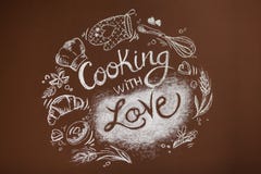 Cucinando con l'amore, iscrizione in gesso su una parete marrone, disegno della cucina, cucina immagini stock Cucinando con l'amore, iscrizione in gesso su una parete marrone, disegno della cucina, cucina immagini stock