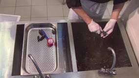 Cucini in guanti che puliscono le cozze crude in lavandino con acqua ... Lavandino cucina ristorante