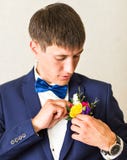 Cudowny ślubny boutonniere na kostiumu fornala zakończenie obrazy royalty free Cudowny ślubny boutonniere na kostiumu fornala zakończenie obrazy royalty free