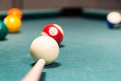 Cue apontar a bola vermelha no bolso da tabela dos billards da sinuca foto de stock Cue apontar a bola vermelha no bolso da tabela dos billards da sinuca foto de stock