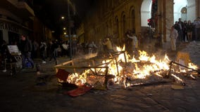 Cuenca, Ecuador - December 31, 2018 - Mensen let straat op vuur bij middernacht op Nieuwjarenvooravond stock video Cuenca, Ecuador - December 31, 2018 - Mensen let straat op vuur bij middernacht op Nieuwjarenvooravond stock video