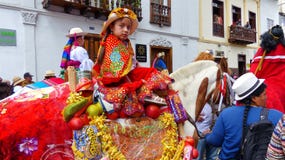 cuenca Equateur Le del Nino Viajero, fille de Pase de défilé s'est habillé à cheval images stock cuenca Equateur Le del Nino Viajero, fille de Pase de défilé s'est habillé à cheval images stock