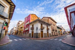 Cuenca, эквадор - 22-ое апреля 2015: Дороги Bridgestone в центре города с очаровательной и красивой архитектурой зданий стоковые фотографии rf Cuenca, эквадор - 22-ое апреля 2015: Дороги Bridgestone в центре города с очаровательной и красивой архитектурой зданий стоковые фотографии rf