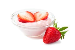 Cuenco claro de yogur de la fresa con las bayas frescas sobre blanco Fotografía de archivo Cuenco claro de yogur de la fresa con las bayas frescas sobre blanco Fotografía de archivo