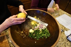 Cuenco de madera con las palmaditas de la mantequilla para la receta imágenes de archivo libres de regalías Cuenco de madera con las palmaditas de la mantequilla para la receta imágenes de archivo libres de regalías