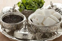 Cuencos marroquíes tradicionales con el azúcar, la menta y el té Imagenes de archivo Cuencos marroquíes tradicionales con el azúcar, la menta y el té Imagenes de archivo