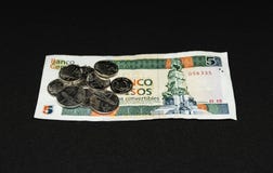 Cuenta de los Pesos de Cinco del cubano con las monedas en ella foto de archivo Cuenta de los Pesos de Cinco del cubano con las monedas en ella foto de archivo