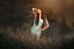 Cuento de hadas y mujer hermosa - ninfa de madera de la fantasía fotos de archivo Cuento de hadas y mujer hermosa - ninfa de madera de la fantasía fotos de archivo