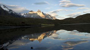 Cuernos del Paine reflekterade i Pehoe sjön i chilensk Patagonia royaltyfria foton Cuernos del Paine reflekterade i Pehoe sjön i chilensk Patagonia royaltyfria foton