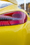 cuerpo brillante amarillo de un sportscar alemán imagen de archivo cuerpo brillante amarillo de un sportscar alemán imagen de archivo