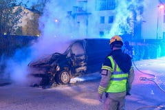 Cuerpo de bomberos que apaga el fuego del coche Fotografía de archivo Cuerpo de bomberos que apaga el fuego del coche Fotografía de archivo