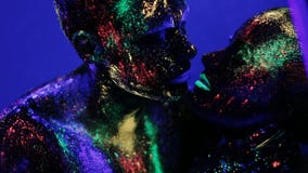 Cuerpo sexual de la gente bajo luz ultravioleta Cuerpo sexual de la gente bajo luz ultravioleta