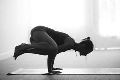 Cuervo blanco y negro del lado de la mujer de la yoga de la fotograf?a fotografía de archivo libre de regalías Cuervo blanco y negro del lado de la mujer de la yoga de la fotograf?a fotografía de archivo libre de regalías